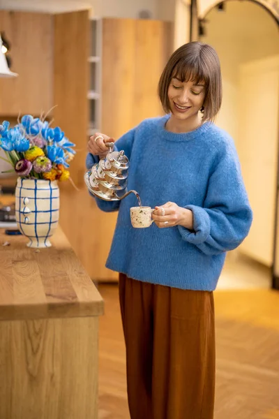 Genç Bir Kadın Modern Mutfağın Içinde Çaydanlık Fincanla Duran Bir — Stok fotoğraf
