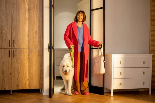 女人和她的狗散步回来 站在客厅门口的家 与宠物共度快乐时光的概念 — 图库照片