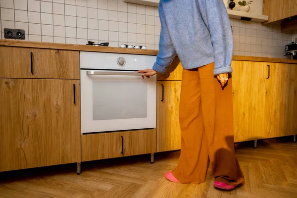 Kvinna Öppnar Ugn Med Hjälp Moderna Köksmaskiner Hemma Närbild Begreppet — Stockfoto