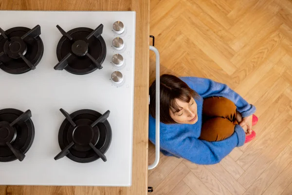 Eenzame Vrouw Zittend Een Keukenvloer Uitzicht Van Boven Met Kookoppervlak — Stockfoto
