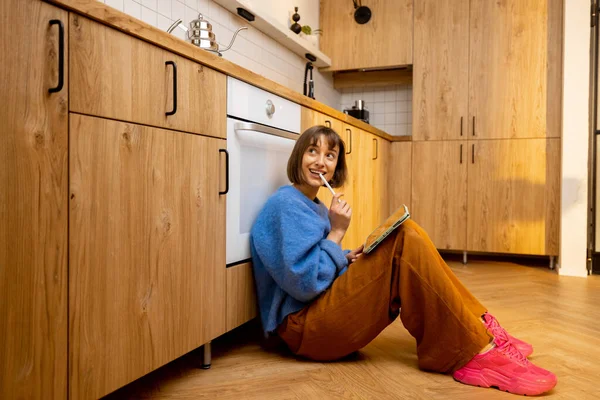 Wanita Muda Duduk Dengan Tablet Digital Lantai Dapur Apartemen Studio — Stok Foto