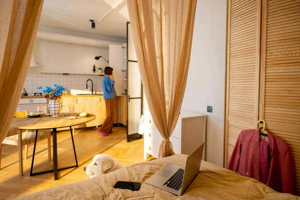 Frau Erledigt Hausarbeit Serviert Esstisch Stilvoller Studiowohnung Konzept Von Wohnlichkeit — Stockfoto