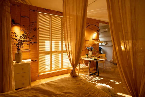 阳光和舒适的工作室公寓与阳光经过百叶窗 用天然材料制成的温暖的内饰 — 图库照片
