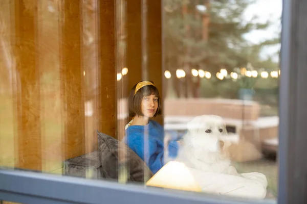 Kvinna Med Hund Sitter Tillsammans Vid Fönstret Trästuga Utsikt Genom — Stockfoto