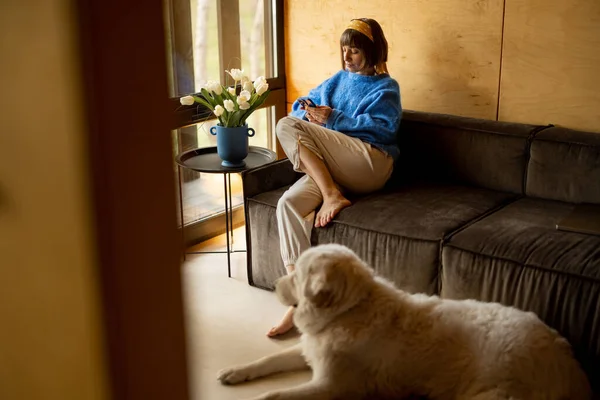 Femme Assise Détendue Avec Téléphone Sur Canapé Près Fenêtre Chalet — Photo