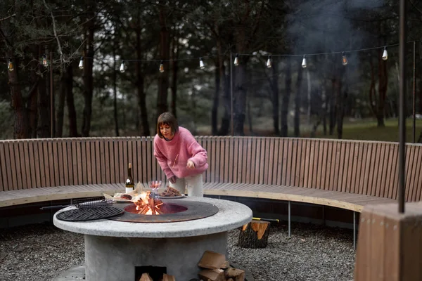 Young Woman Prepares Food Beautiful Outdoor Bbq Area Fire Bench — Stok fotoğraf
