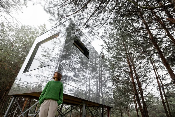 Woman Invisible House Mirrored Walls Pine Forest Connection Nature Sustainability — Foto de Stock