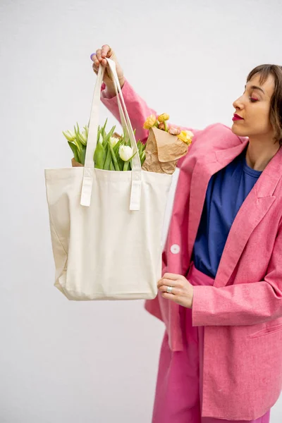 Snygg Kvinna Rosa Kostym Håller Eco Handväska Full Blommor Vit — Stockfoto