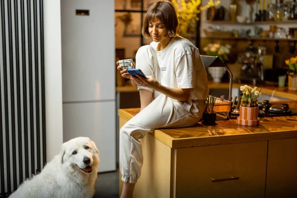 Young Woman Uses Smartphone Drinks Coffee While Sitting Her Dog — 스톡 사진