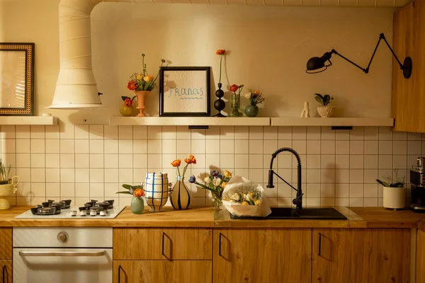 Modern Mutfak Dekorasyonu Ahşap Cephelerden Çiçeklerle Süslenmiş Açık Raflardan Yapılmış — Stok fotoğraf