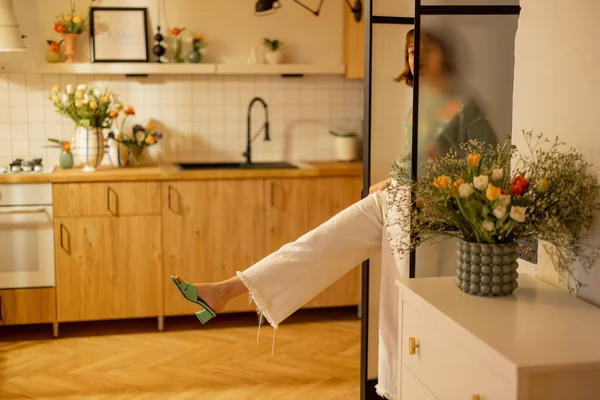 漂亮的女人从现代厨房的门向外张望 家庭休闲和家庭内部概念 — 图库照片