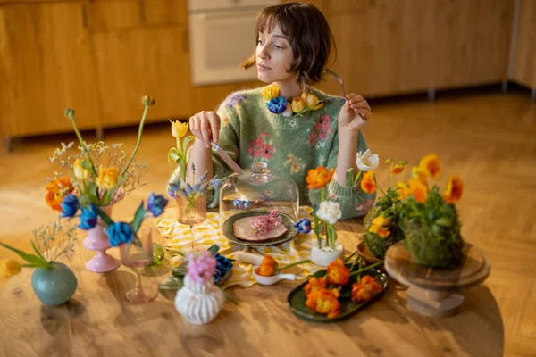 Mujer Joven Tiene Una Cena Con Flores Sentado Junto Mesa —  Fotos de Stock