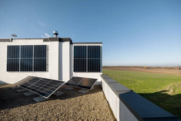 Haushaltskraftwerk Auf Flachdach Und Senkrechter Wand Installiert Konzept Alternativer Energien — Stockfoto