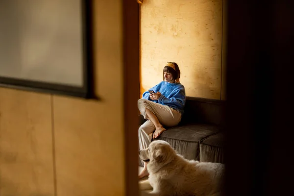Femme Assise Détendue Avec Téléphone Sur Canapé Près Fenêtre Chalet — Photo