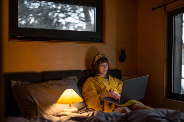 Vrouw Werkt Laptop Terwijl Laat Avond Bed Ligt Een Kleine — Stockfoto