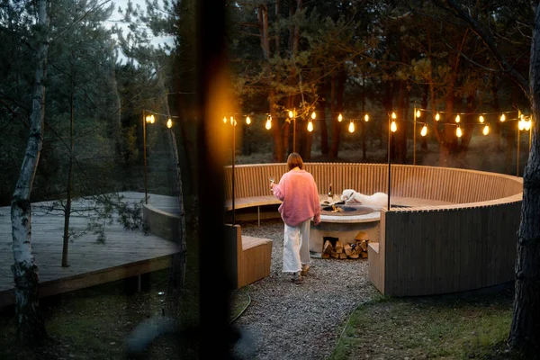 Beautiful Lounge Area Bench Bonfire Illuminated Garlands House Pine Forest — Zdjęcie stockowe
