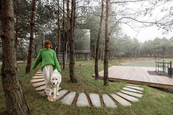 Woman Walks Wavy Pathway Lake Invisible Cabin Pine Forest Connection — Stok fotoğraf