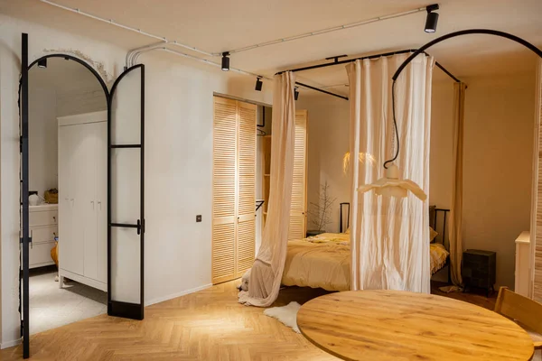 Innenansicht Des Stilvollen Studio Appartements Beigetönen Aus Natürlichen Materialien Schlafbereich — Stockfoto