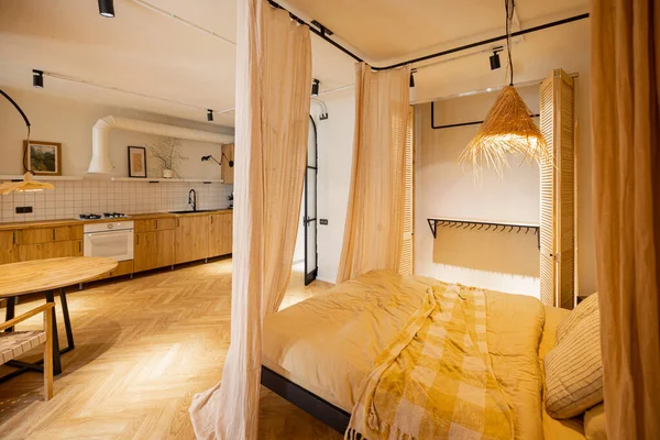用自然材料制成的米色色调的时尚工作室公寓的内部视图 有天篷和衣柜的卧室 — 图库照片