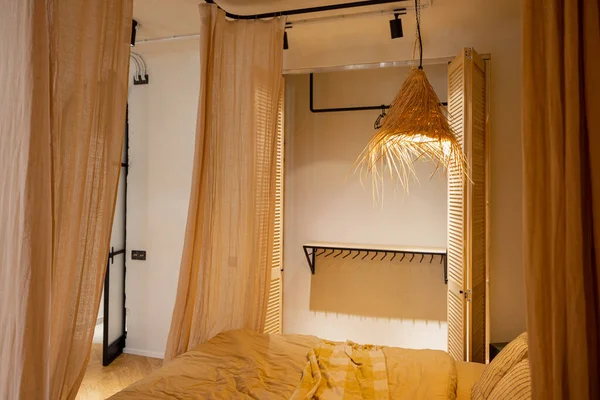 背景是米黄色色调的稻草灯和衣柜里的卧室照片 — 图库照片