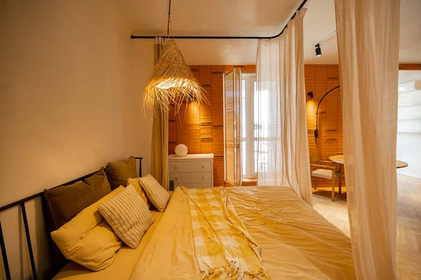 带有稻草灯罩和砖墙的米色卧室内部景观 — 图库照片