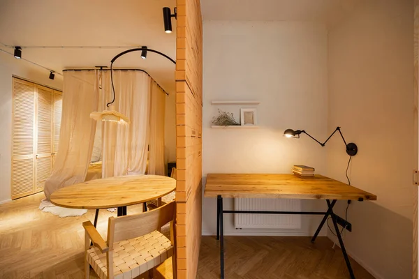 Innenansicht Des Arbeitsbereichs Mit Holztisch Stuhl Und Lampe Stilvollem Studio — Stockfoto