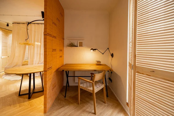 Çalışma Odasının Manzarası Ahşap Masa Sandalye Lamba Şık Bir Stüdyo — Stok fotoğraf