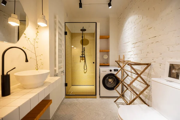Interior Elegante Banheiro Tons Brancos Com Chuveiro Pia Tampo Mesa — Fotografia de Stock