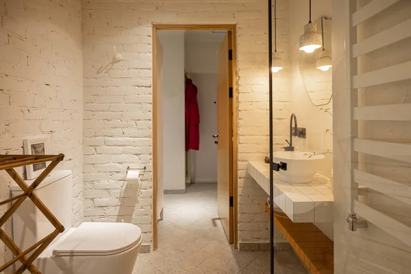 Stylová Koupelna Cihlovými Stěnami Malované Bílé Umyvadlo Dlaždice Stolu Top — Stock fotografie