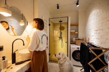 Kadınlar kendi başlarının çaresine bakarlar. Banyonun içinde aynaya bakarlar. Sağlık ve ev hayatı kavramı