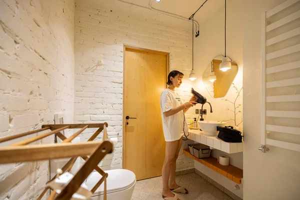 Beyaz Şık Banyoda Duş Aldıktan Sonra Saç Kurutma Makinesiyle Saç — Stok fotoğraf