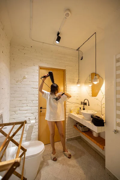 Jovem Mulher Secando Cabelo Com Secador Cabelo Depois Chuveiro Banheiro — Fotografia de Stock