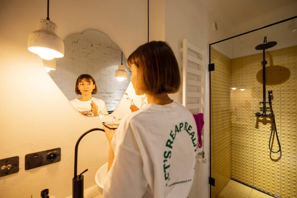 Kadınlar Kendi Başlarının Çaresine Bakarlar Banyonun Içinde Aynaya Bakarlar Sağlık — Stok fotoğraf