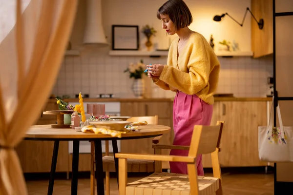 Nainen Koristaa Ruokapöytä Valmistautuu Juhlava Romanttinen Illallinen Kotona — kuvapankkivalokuva