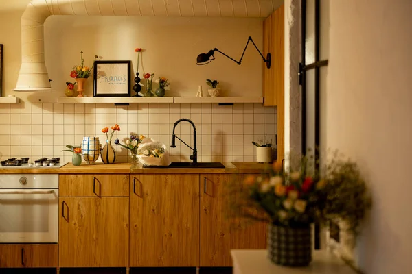木製のファサードと花で飾られたオープン棚と天然素材で作られたモダンなキッチンインテリア 家の装飾とデザインコンセプト — ストック写真