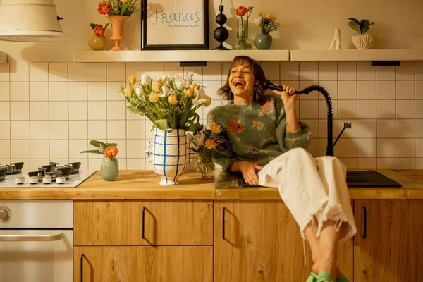 Şirin Rahat Bir Kadın Mutfak Lavabosunun Üzerinde Oturuyor Taze Çiçeklerle — Stok fotoğraf