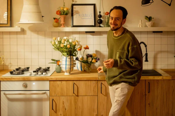 Man Enjoys Flowers Kitchen Home Style Decoration Leisure Concept — Stock Photo, Image