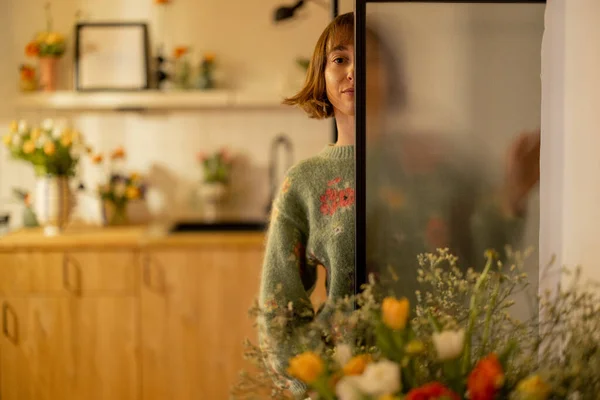 Şirin Bir Kadın Modern Mutfak Kapısından Dışarı Bakıyor Içi Eğlence — Stok fotoğraf