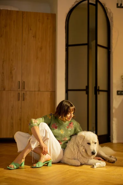 여성은 스튜디오 아파트 바닥에 스타일 — 스톡 사진