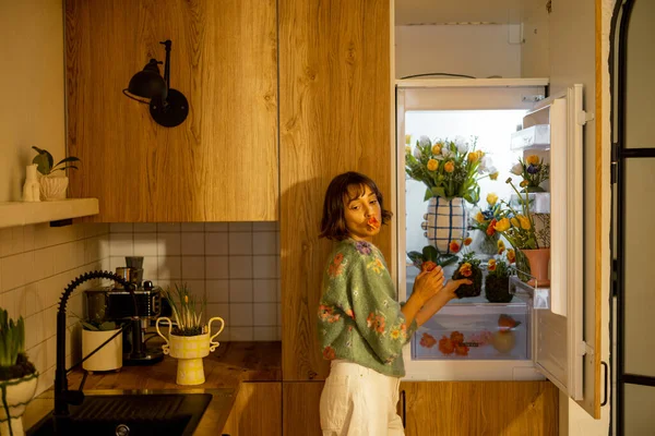 귀여운 부엌에서 꽃으로 냉장고를 엽니다 수있는 과아름다움을 — 스톡 사진
