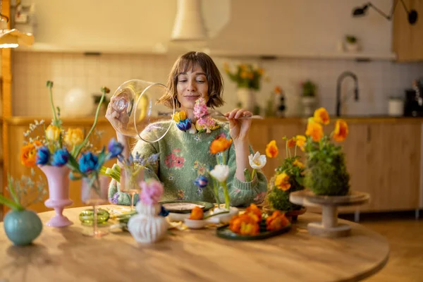 Genç Bir Kadın Yemek Olarak Vazolarda Tabakta Farklı Çiçeklerle Dolu — Stok fotoğraf