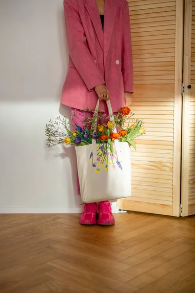 Стильная Женщина Розовом Держит Руках Тотебаг Цветами Внутри Крупным Планом — стоковое фото