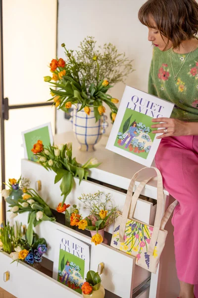 Genç Bir Kadın Bahar Hakkında Kesilmiş Çiçek Buketleri Dergilerle Dolu — Stok fotoğraf