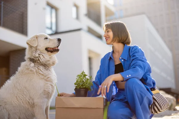 Vrouw Zorgt Voor Haar Hond Terwijl Zitten Met Kartonnen Doos — Stockfoto
