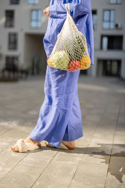 Mujer Que Lleva Una Bolsa Malla Llena Frutas Verduras Frescas — Foto de Stock