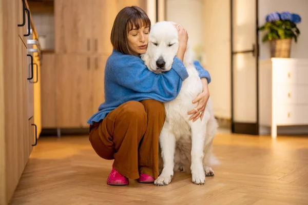Retrato Mujer Joven Con Enorme Perro Blanco Abrazándose Juntos Casa —  Fotos de Stock
