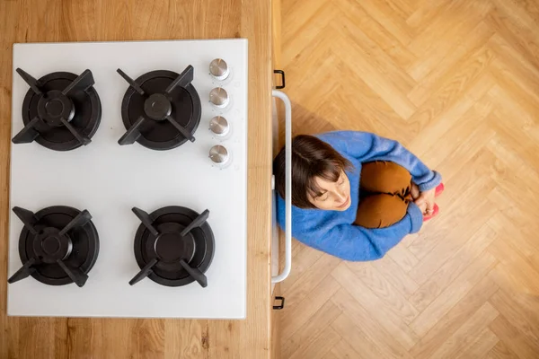 Eenzame Vrouw Zittend Een Keukenvloer Uitzicht Van Boven Met Kookoppervlak — Stockfoto
