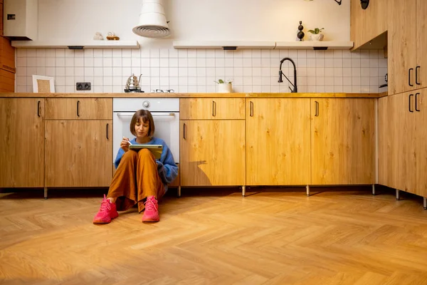 Genç Bir Kadın Yeni Şık Bir Stüdyo Dairede Mutfak Zemininde — Stok fotoğraf
