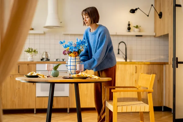 Kvinna Dekorerar Ett Matbord Med Blommor Vas Gör Hushållssysslor Modern — Stockfoto