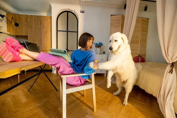 Kadın Evde Çalışırken Masa Başında Rahatça Otururken Köpeğiyle Oynuyor Evden — Stok fotoğraf